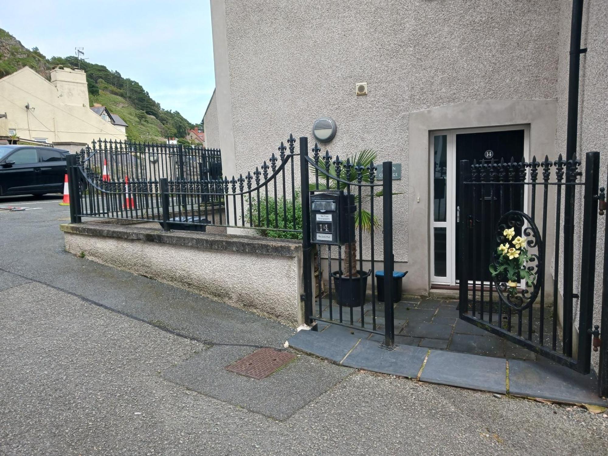 Bodlondeb Castle Bed & Breakfast { Central Llandudno} Экстерьер фото